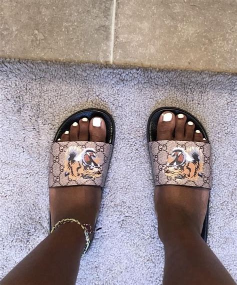 gucci lion sandals